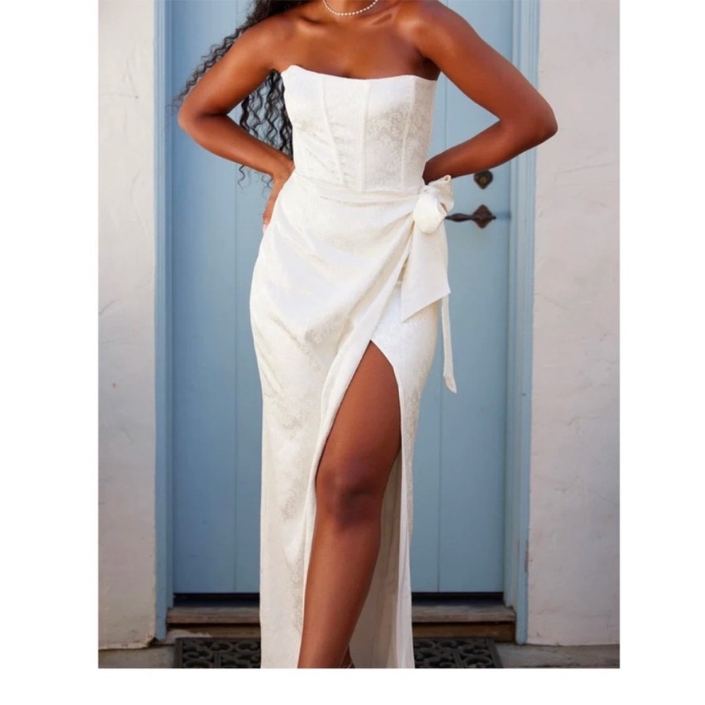 Elegant White Strapless Dress